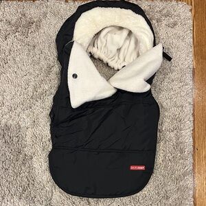 Skip Hop Black and Cream Infant Cozy Footmuff